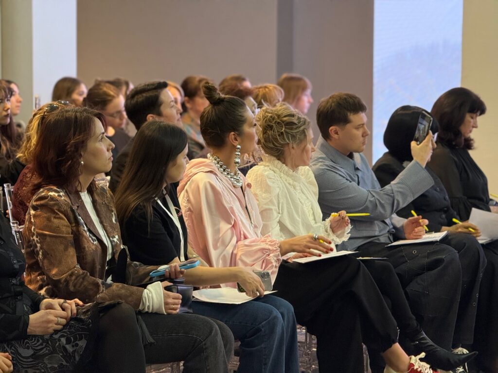 Платья из гардин, восемь минут на репетицию и тайны закулисья: «НаМОДнение» в Мурманске