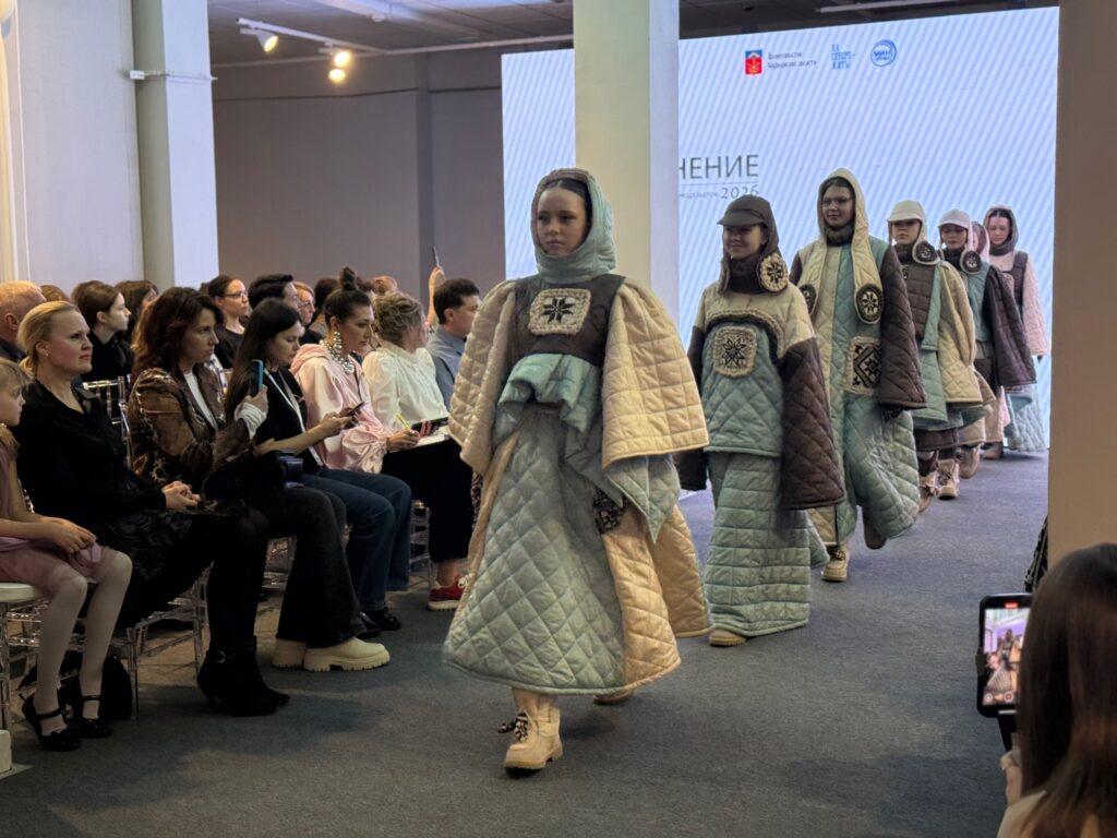 Платья из гардин, восемь минут на репетицию и тайны закулисья: «НаМОДнение» в Мурманске