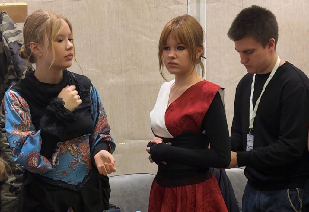 Платья из гардин, восемь минут на репетицию и тайны закулисья: «НаМОДнение» в Мурманске