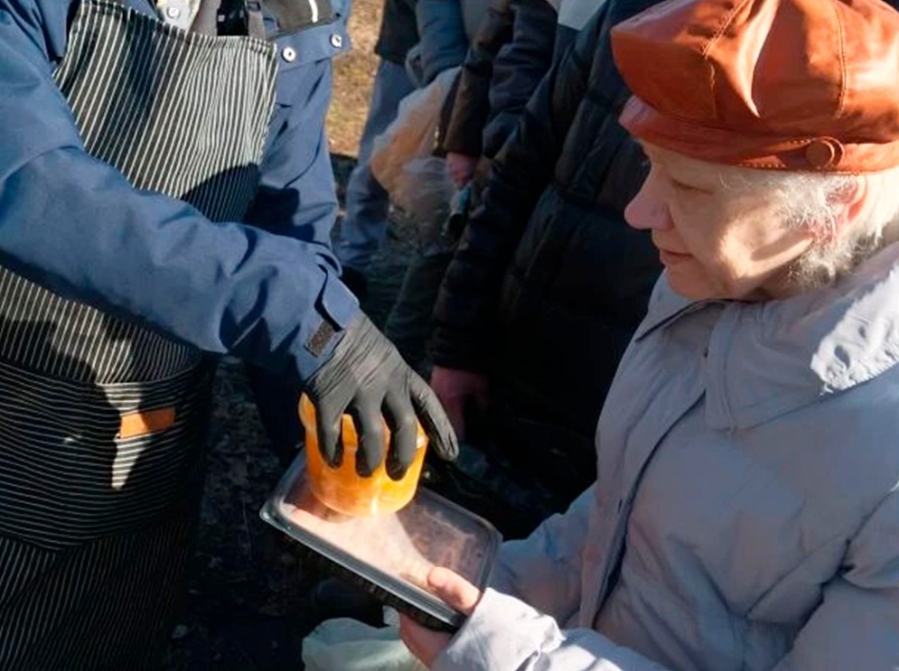 Нуждающихся жителей Мурманска накормили супом и селёдкой