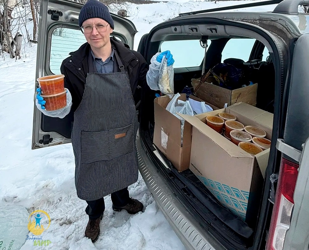 Нуждающихся жителей Мурманска накормили борщом и селёдкой