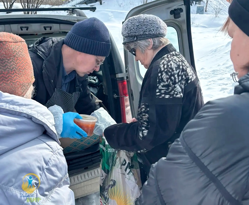 Нуждающихся жителей Мурманска накормили борщом и селёдкой