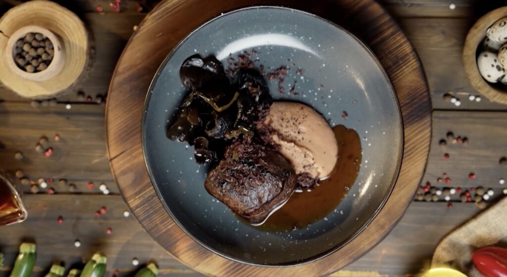 Оленина с соусом и древесными грибами