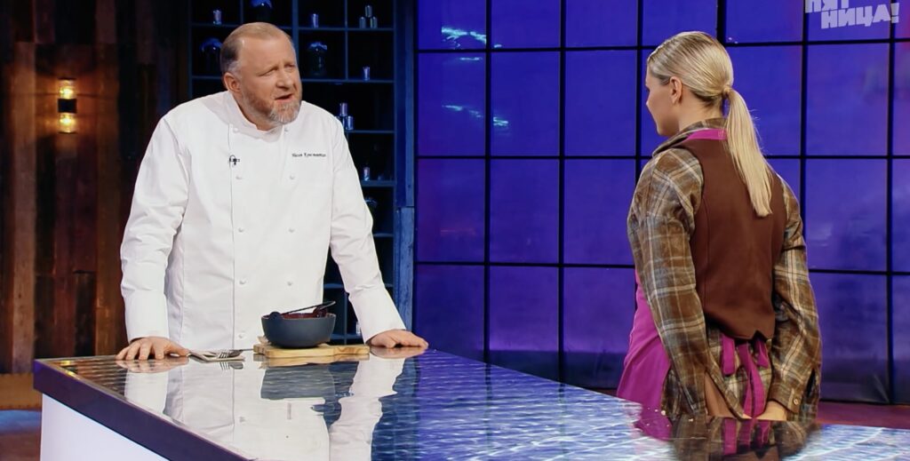 Шеф Ивлев пробует блюдо участницы