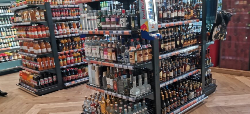 Алкоголь стоит на полках