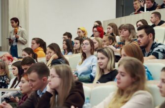 Студенты занимаются в аудитории