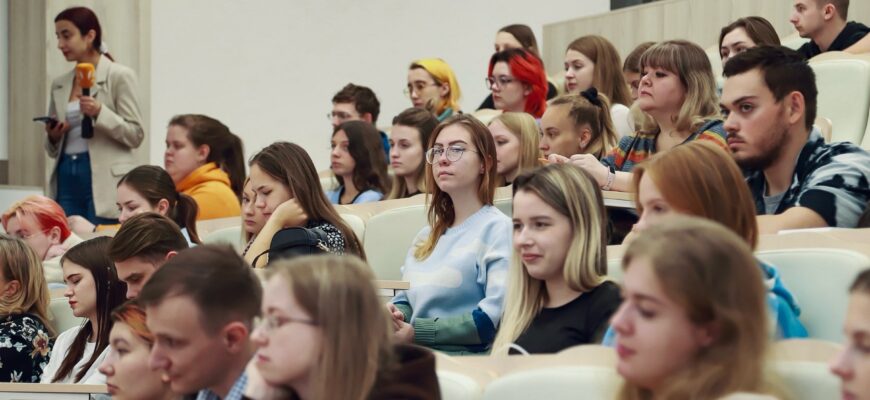 Студенты занимаются в аудитории