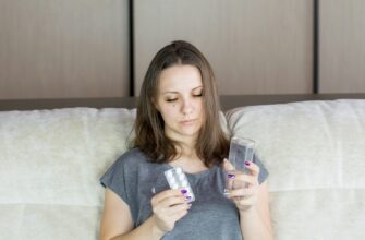 женщина с водой и таблетками
