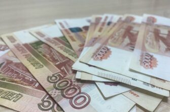 Деньги лежат на столе