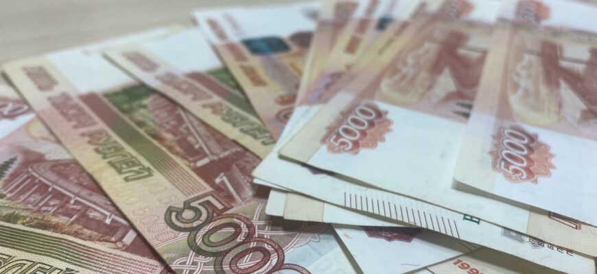 Деньги лежат на столе