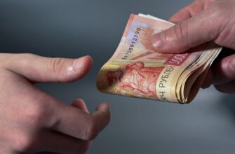 Один человек передает другому деньги