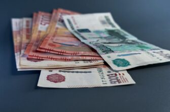 Деньги лежат на столе