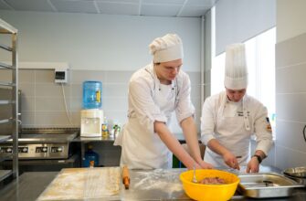 Два студента-повара в колледже на занятии