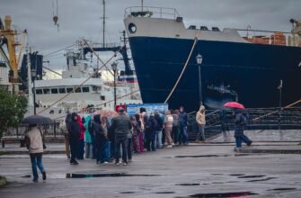 Люди стоят в очереди на экскурсию