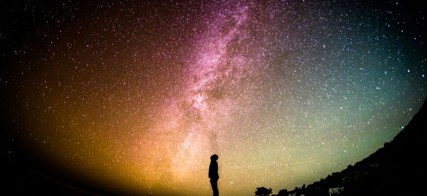 человек смотрит на звёздное небо