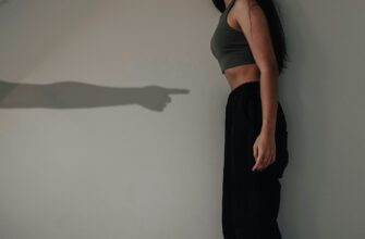 Тень указывает на девушку