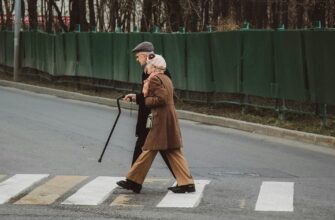пожилые люди переходят дорогу