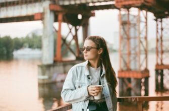 девушка в солнцезащитных очках