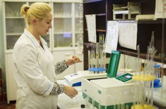 Исследователь в лаборатории
