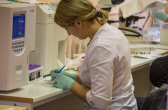 Лаборантка проводит исследования