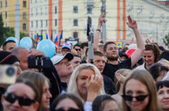Люди веселятся на празднике