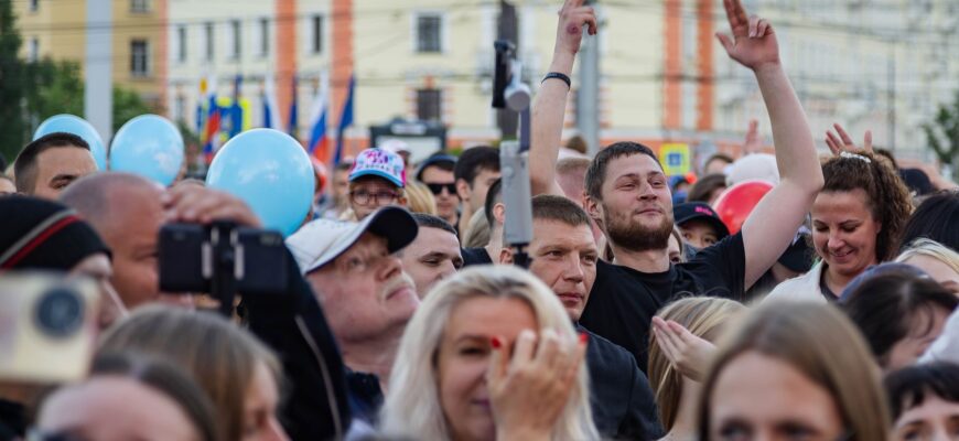 Люди веселятся на празднике