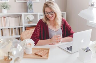 женщина работает в кабинете