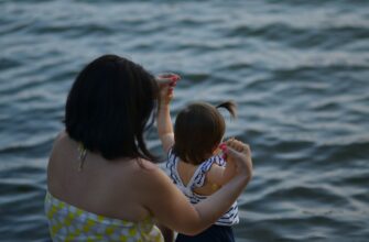 мама с ребёнком на море