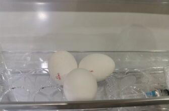 Яйца на полке в холодильнике