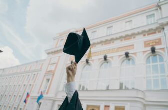Школьник держит шапку выпускника