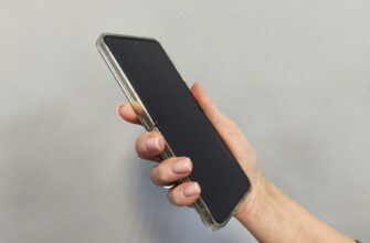 Девушка держит телефон