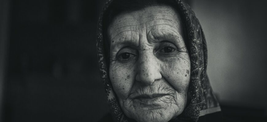 Черно-белый портрет пожилой женщины