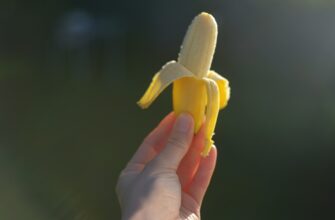 Маленький банан в руке