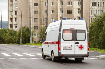 Машина скорой помощи на дороге