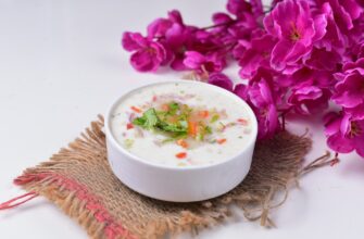 Окрошка на кефире в миске