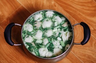 Пельмени с бульоном в кастрюле