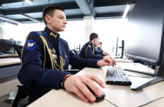 Подросток в форме за компьютером