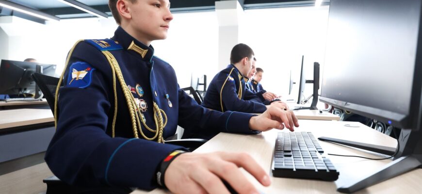 Подросток в форме за компьютером