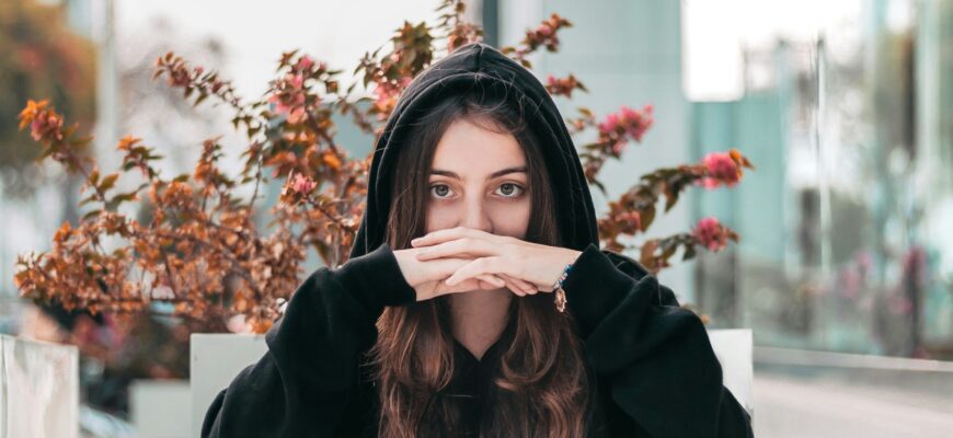 Задумчивая девушка за столом
