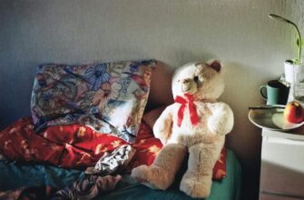 Игрушка на кровати с цветным постельным бельем